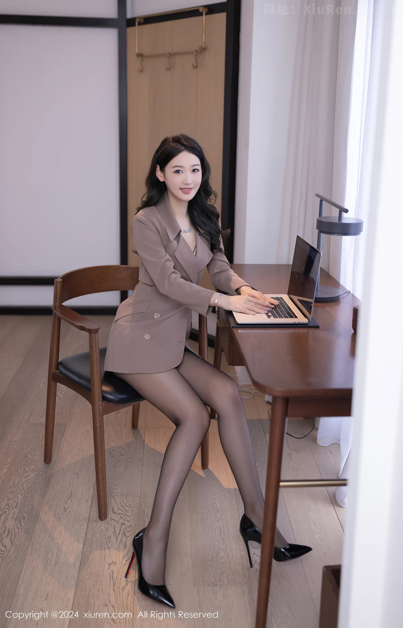 图片[2]-[XiuRen秀人网]VOL.8824 模特唐安琪性感秘书OL服饰露黑色蕾丝内衣秀曼妙身姿迷人写真83P-秀人网官方网站